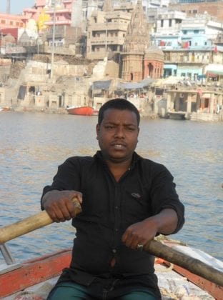 La coraggiosa guida che beve l'acqua del Gange