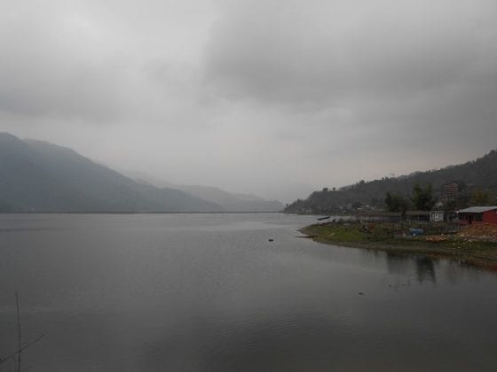Il grigio e nuvoloso tempo di Pokhara