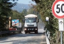 I camion del Cociv in uscita dal cantiere di Castagnola