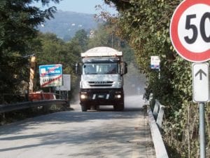 I camion del Cociv in uscita dal cantiere di Castagnola