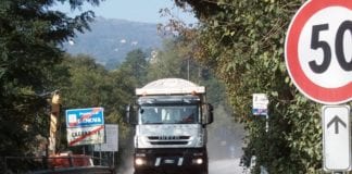 I camion del Cociv in uscita dal cantiere di Castagnola