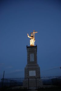 statua del redentore illuminata