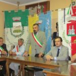 Franco Ravera (in piedi), sindaco di Belforte