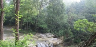 Gavi, la cascata del Neirone
