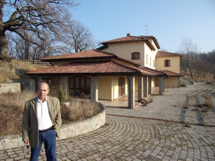 Costantino Staltari davanti al suo agriturismo a Grondona