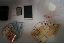 Soldi e altro materiale trovati a casa di Fabio Raso