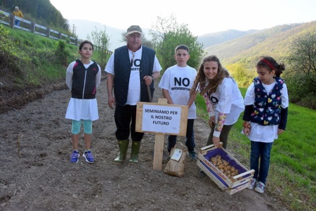 Isola del Cantone manifestazione No biodigestore
