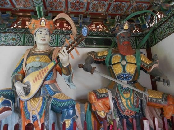 Statue nel tempio cinese a Lumbini