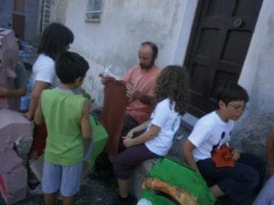 silvano laboratorio burattini, forbici, stoffa e carta per dar vita a personaggi e storie immaginarie