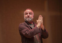 Sul palco del Teatro della Juta, Ugo Dighero porta in scena Dario Fo