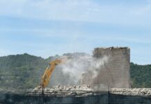 Ancora polveri dall’ex Cementir: auto imbiancate mentre si abbattono gli edifici